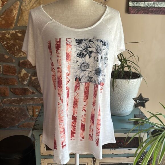 LA Threads Tops - LA Threads Women’s Floral Patriotic ScoopNeck T-shirt Size L Red, White, Blue